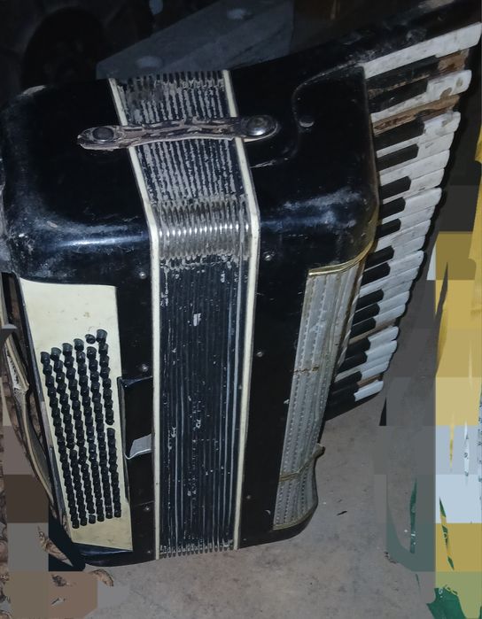 Używany uszkodzony stary akordeon