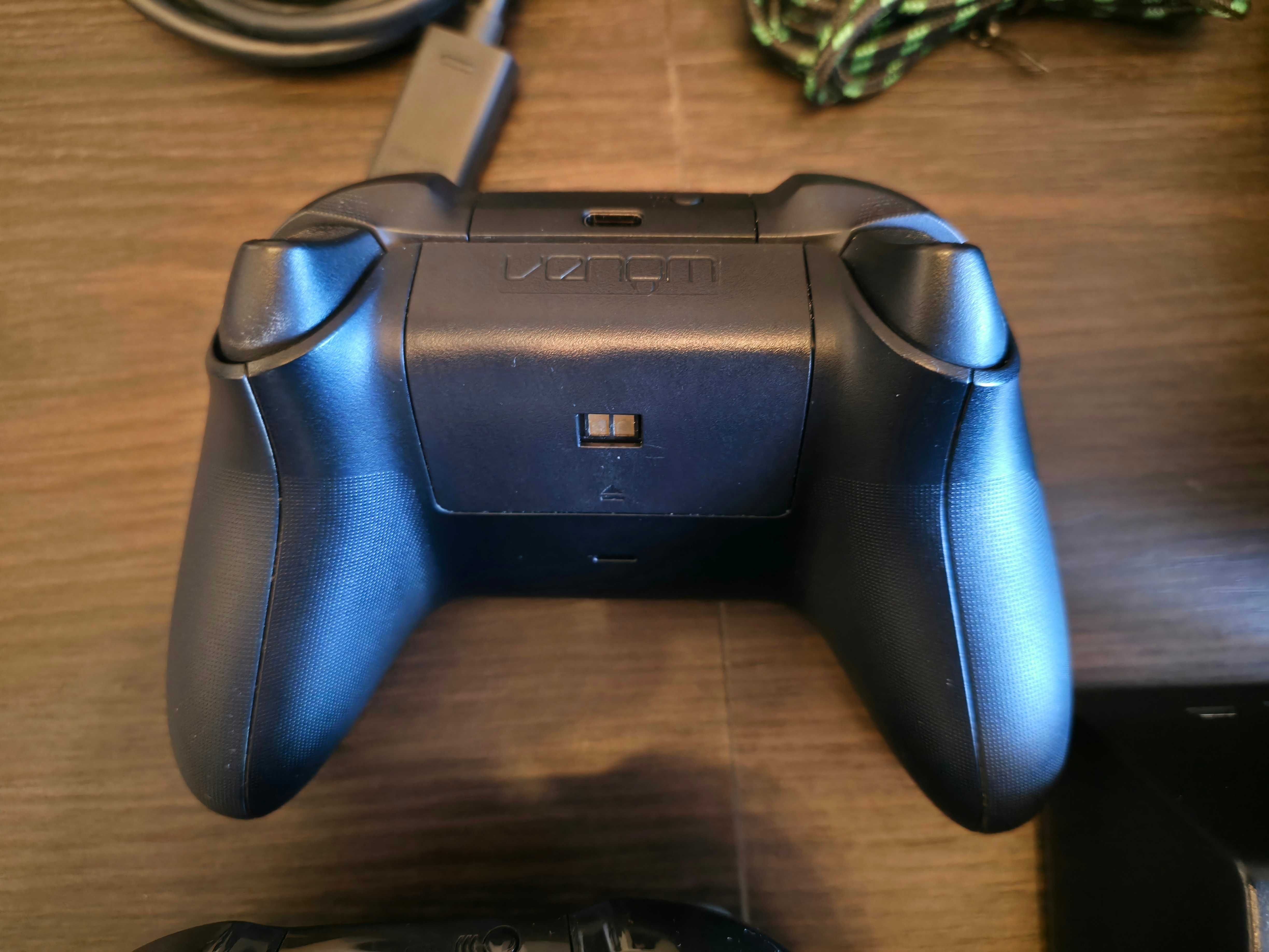 Konsola Xbox series X plus słuchawki, ładowarka i drugi kontroler
