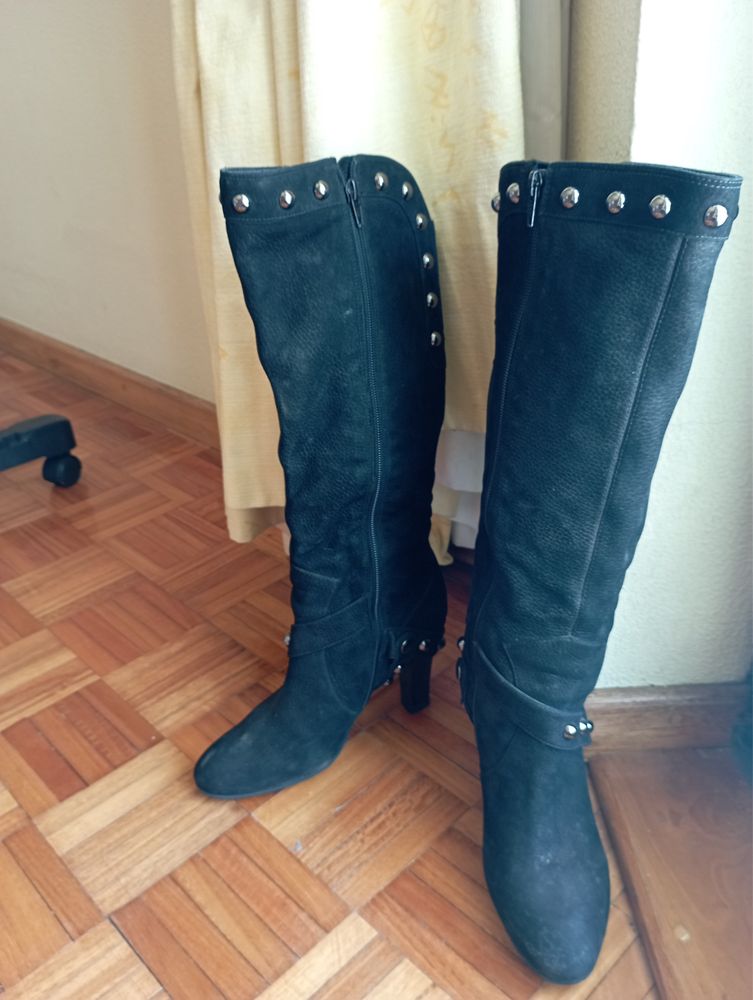 Botas em pele gravada com tachas