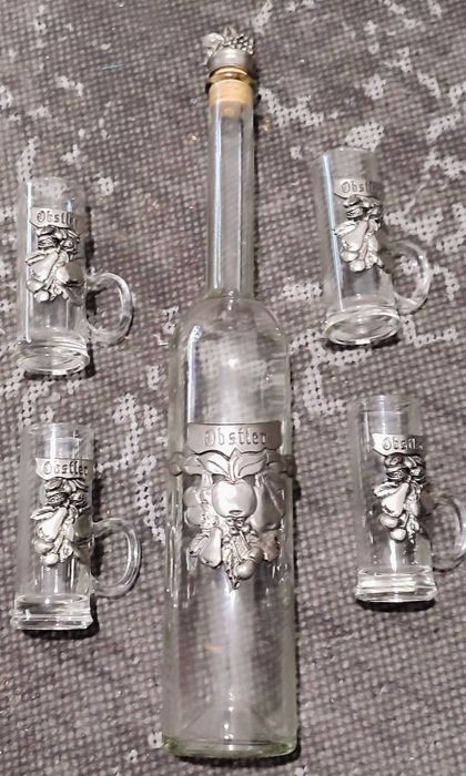 Garrafa e canecas decorativas