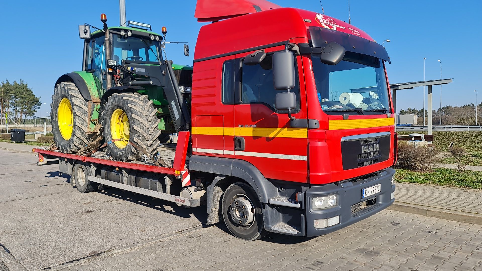 Transport Lawetą do przewozow maszyn i pojazdow. Pomoc drogowa.