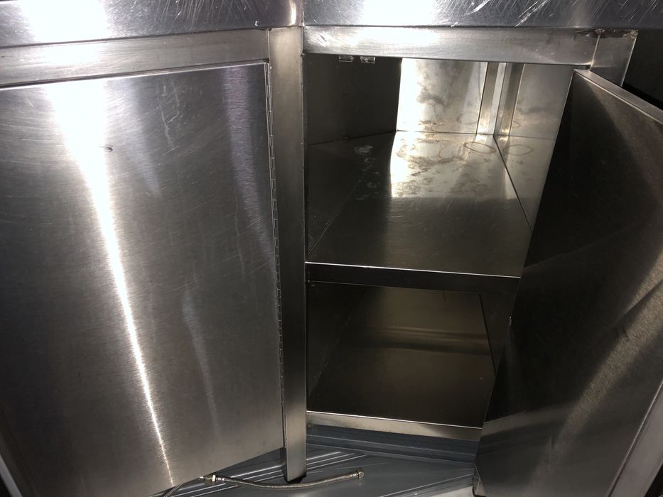 Escaparate em inox de canto com Pio e Torneira de pedal