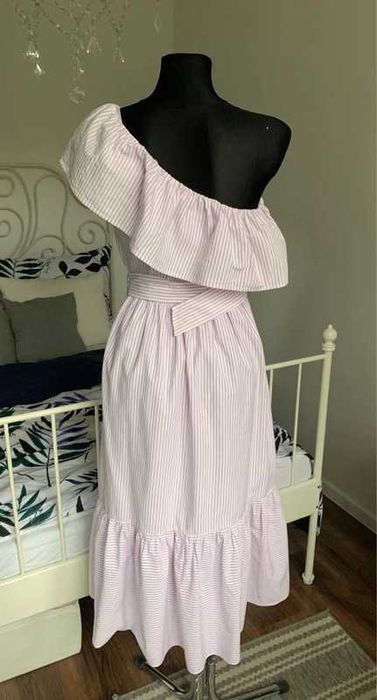 Mango letnia sukienka midi na jedno ramię w paski z falbaną 80s retro