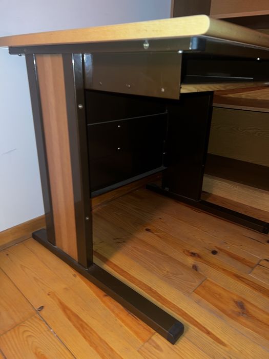Secretária de escritório para computador