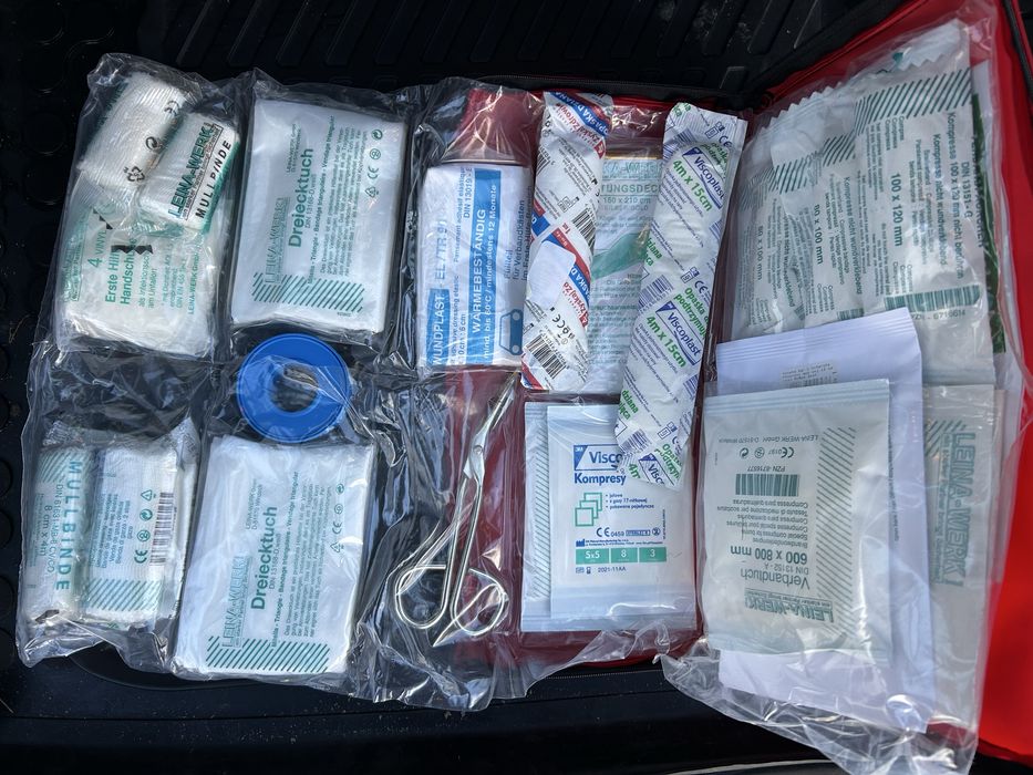 Apteczka zestaw pierwszej pomocy Audi A4 B5 LIFT