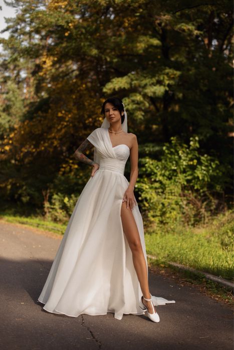 Продам весільну сукню