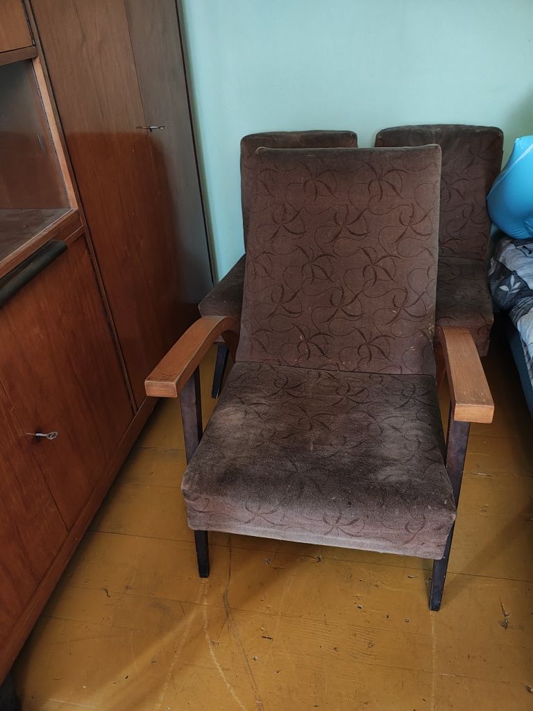 Fotele lata 60 poduszki welurowe, drewno, jeden fotel z podlokietnikam