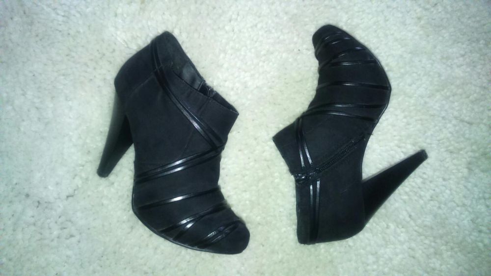 Buty, botki czarne, eleganckie r.36 - *Bullboxer* motyw pasków