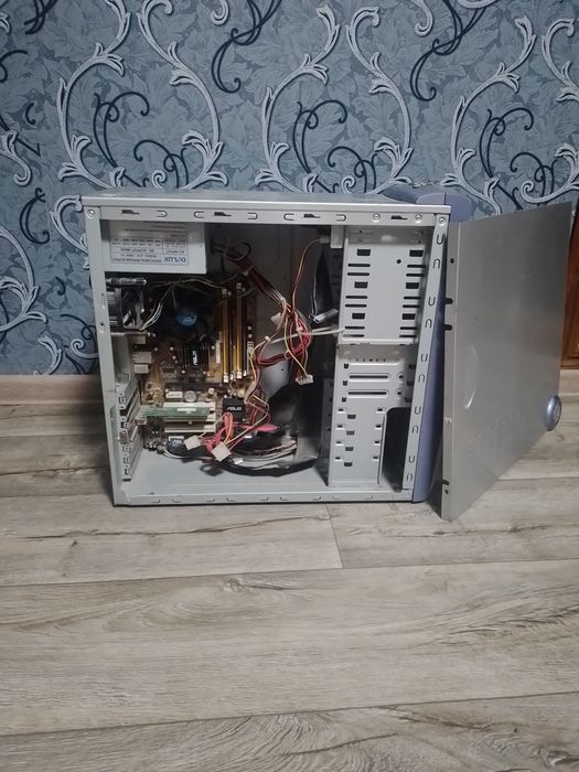 Компьютер Delux.