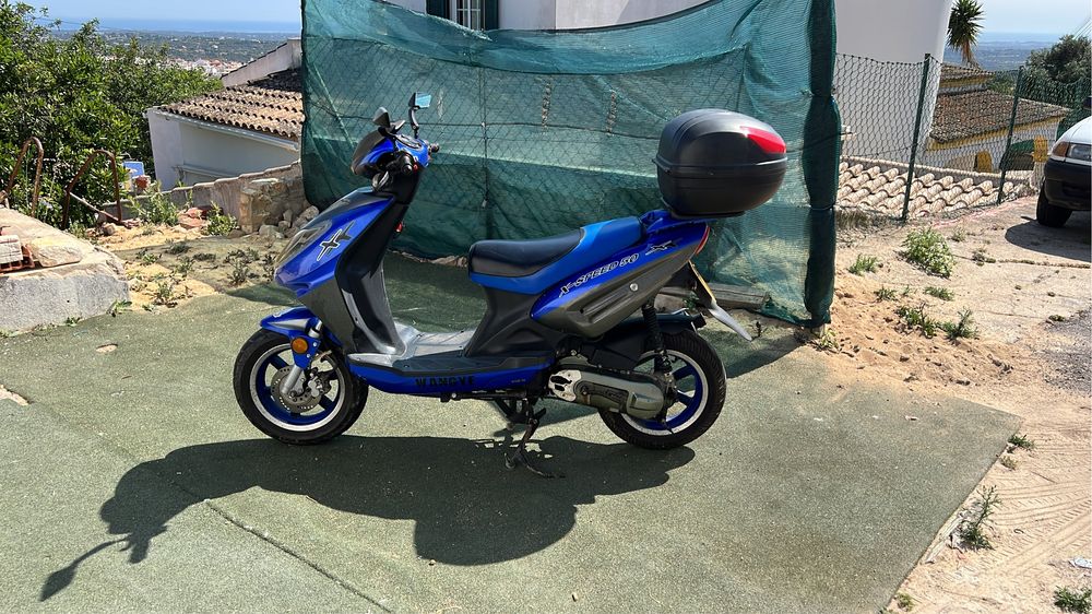 Moto 50cc muito nova com apenas 23000 km rodados .