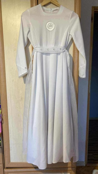 Biała Alba komunijna w zestawie z zielonym wiankiem torebką i rękawicz