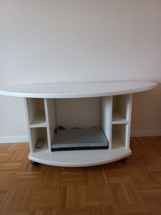 Sprzedam stolik pod sprzęt RTV - lakierowany na biało Mdf, kółka