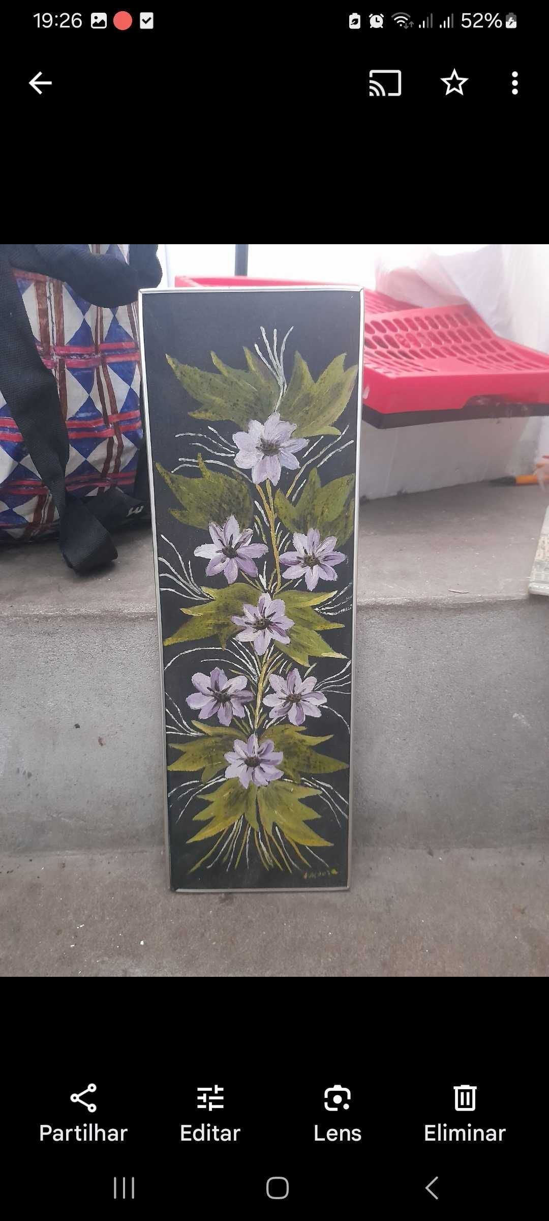 Vendo vários quadros antigos