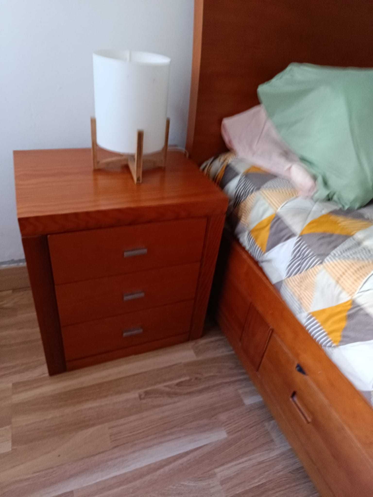 Cama e comodas madeira