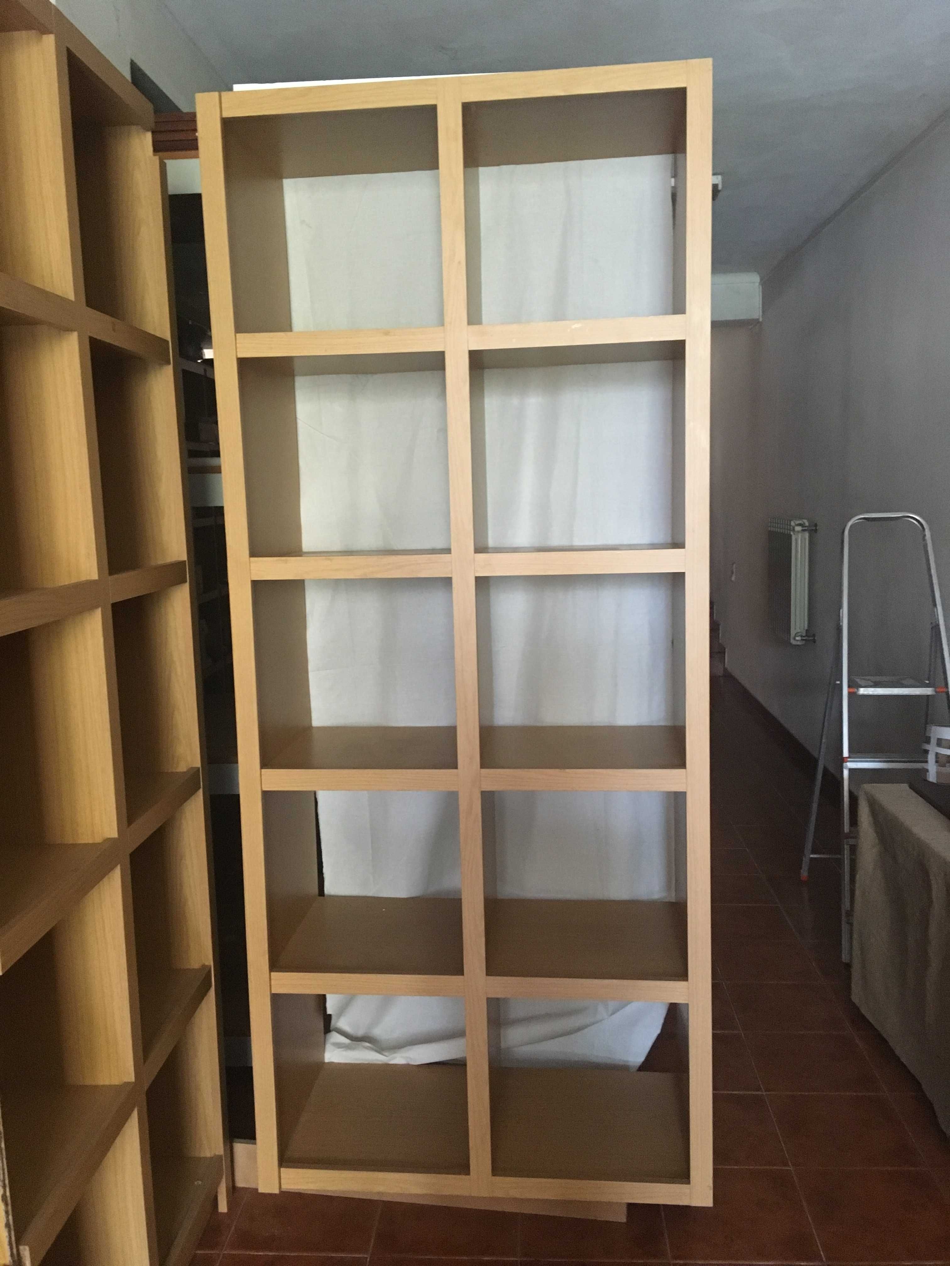 Estantes com módulos divididos em 10 cubos