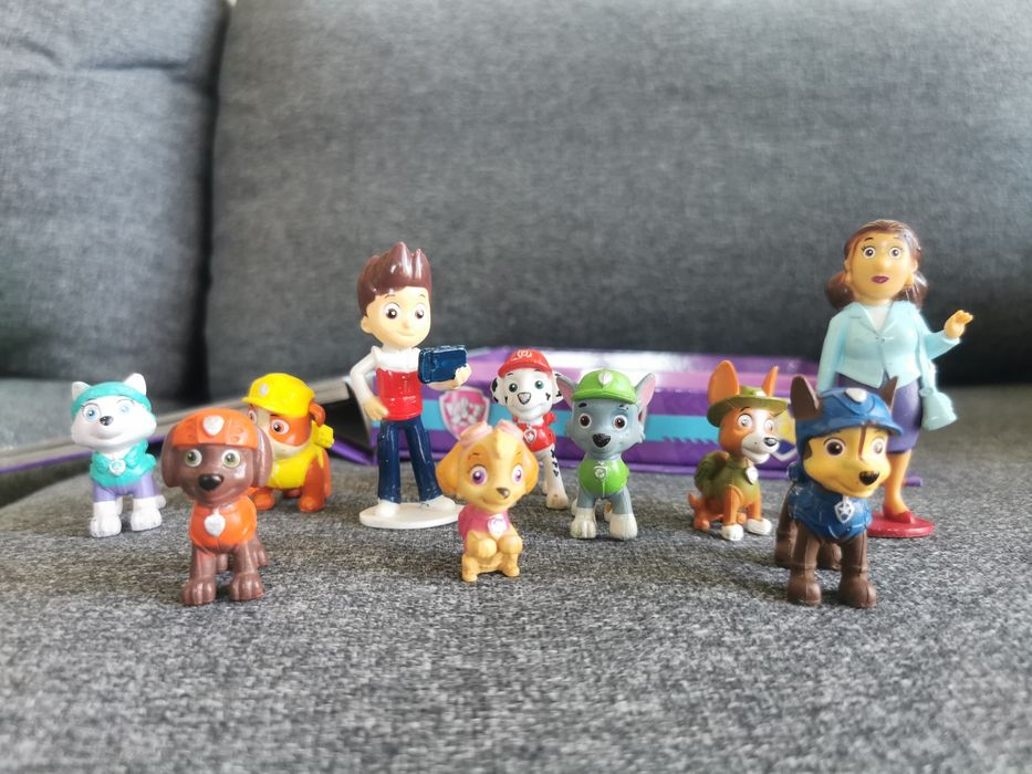 Psi patrol, książeczka z figurkami plus 2 figurki gratis