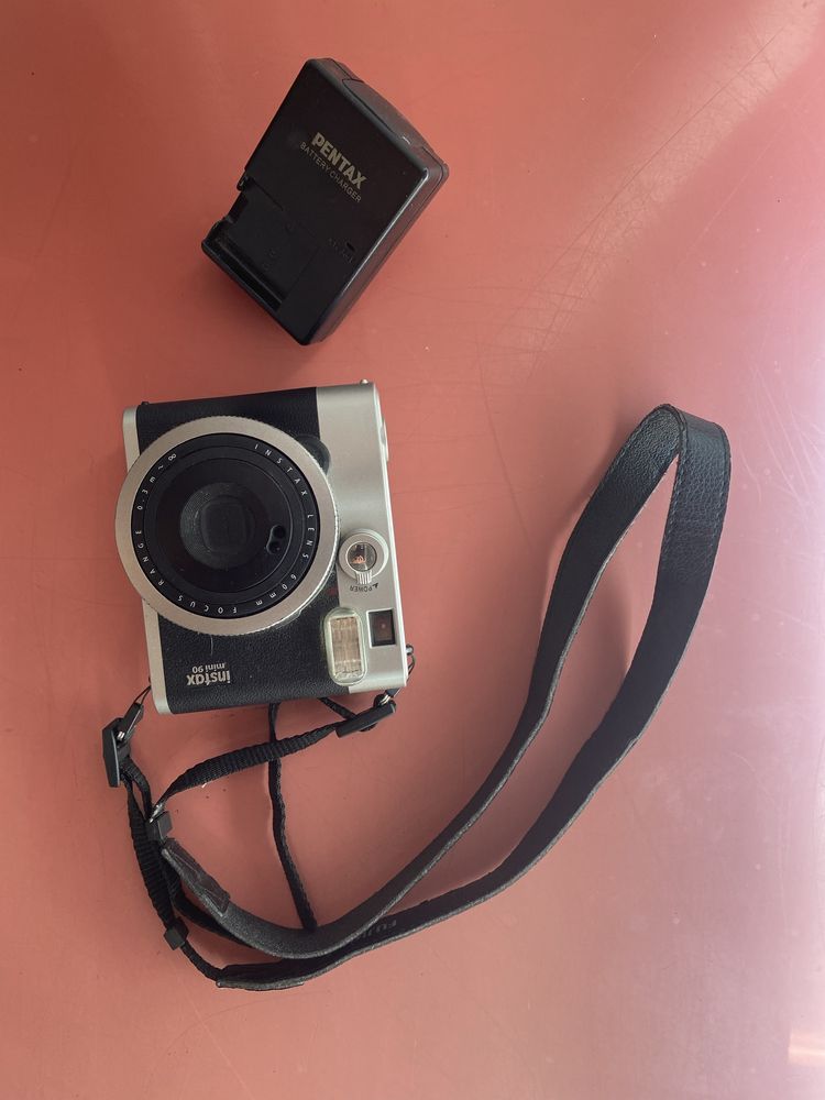 Camera tipo polaroid Fufifilm Instax Mini 90 com Carregador Pentax