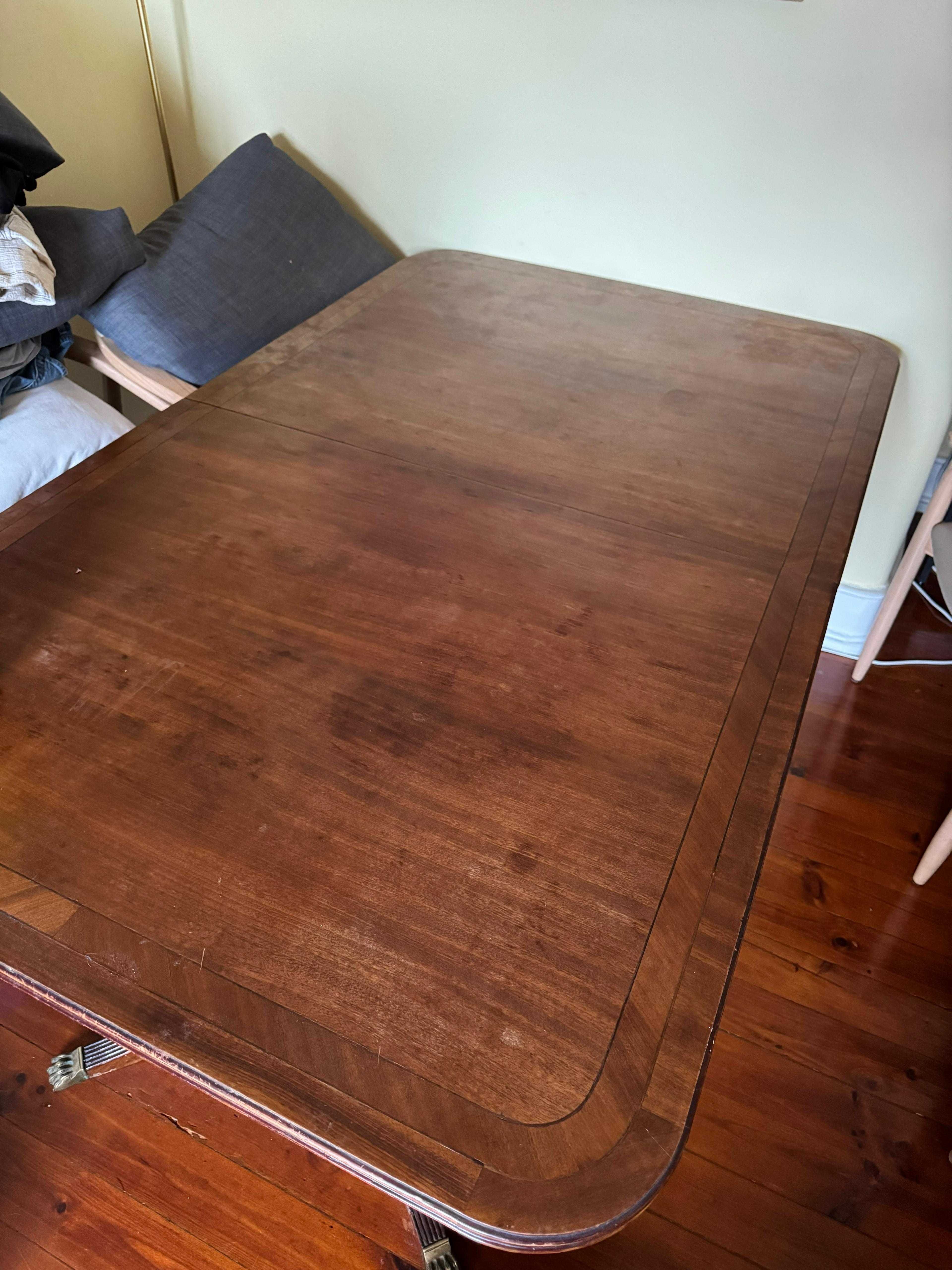 Mesa de Jantar de Madeira Maciça / Solid Wood Dining Table