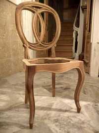 Cadeiras muito antigas - madeira em bom estado