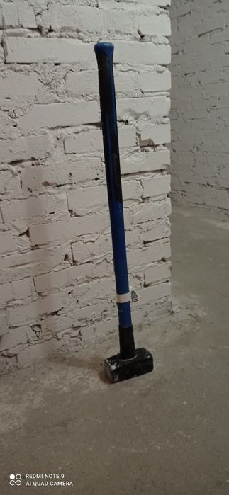 Sprzedam młot. Pozostał po remoncie.