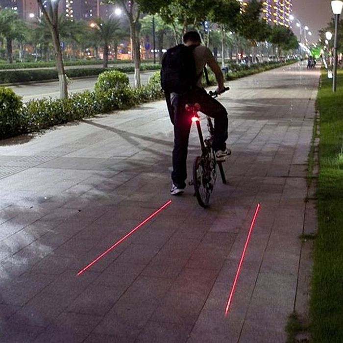 Lampka Rowerowa Tylna LED z Laserową Symulacją Toru Jazdy