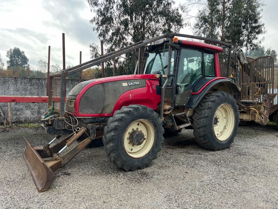 Trator Valtra + reboque