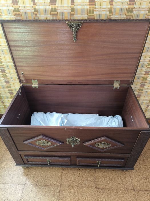 Arca de roupa trabalhada