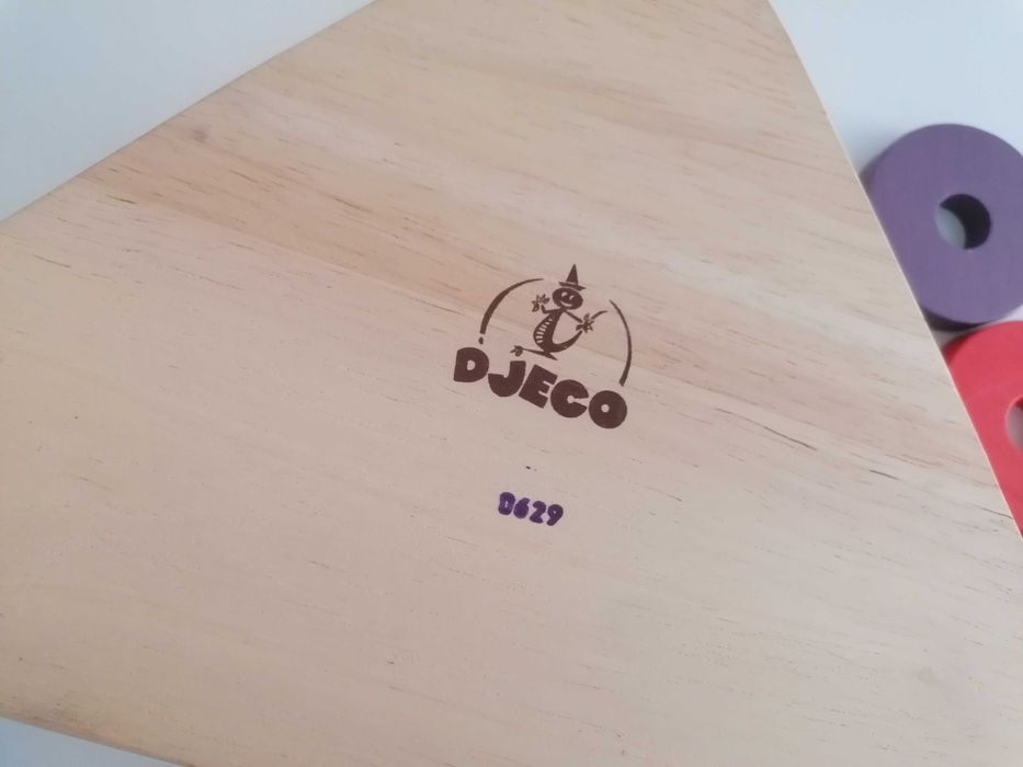 Jogo infantil de ajuste de formas, em madeira, da Djeco