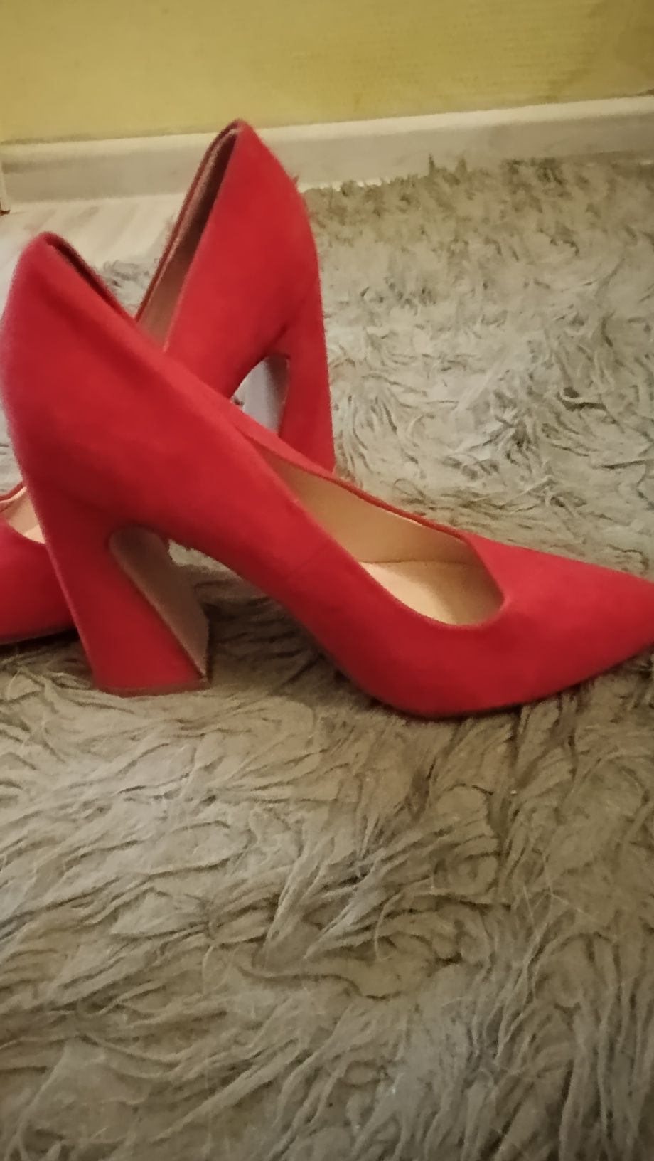 Czerwone buty na koturnie