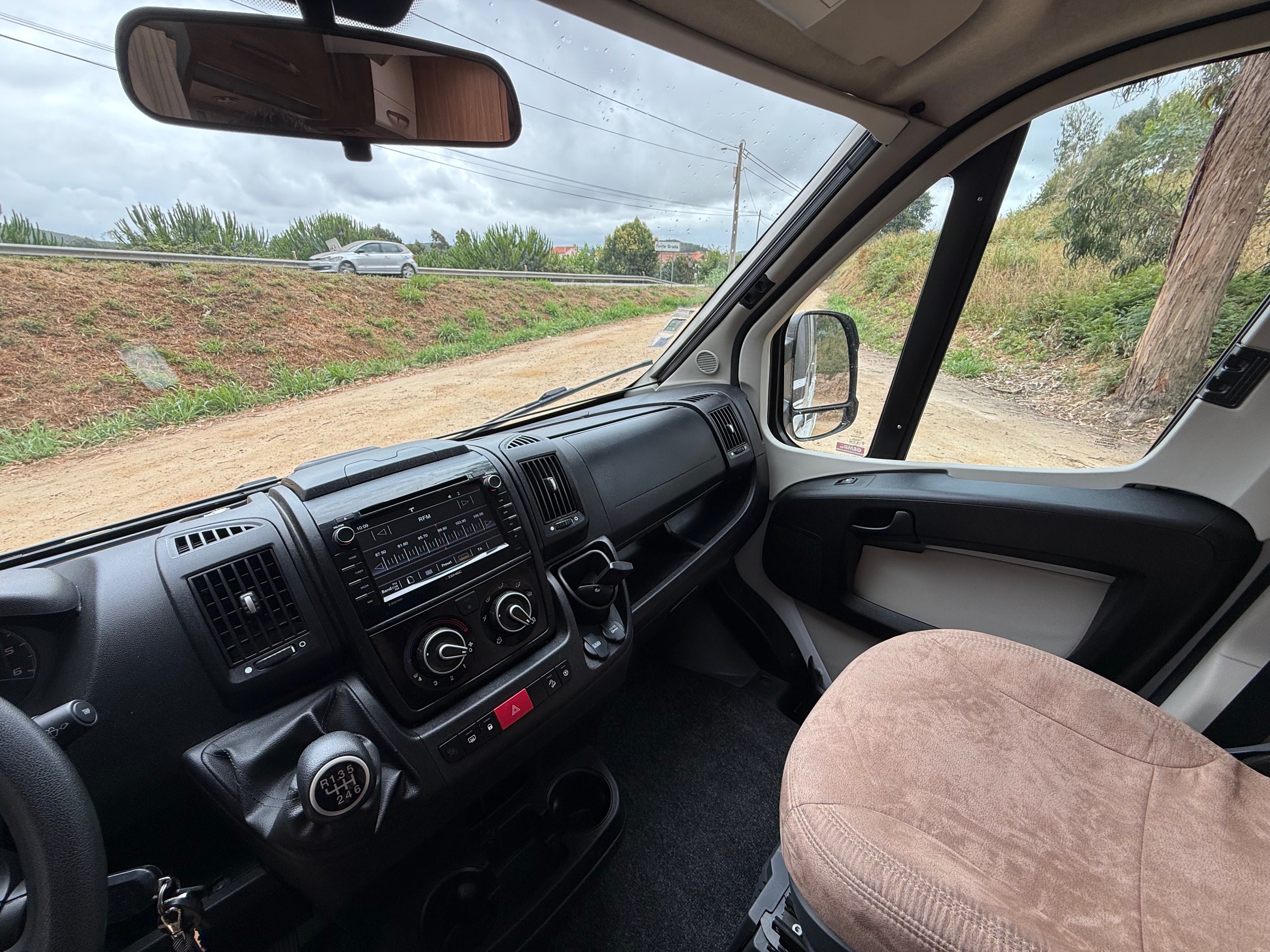 Autocaravana perfilada cama central e basculante