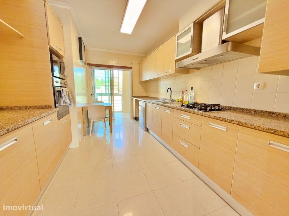 Apartamento T2, com 2 varandas, 1 marquise e 2 parqueamentos