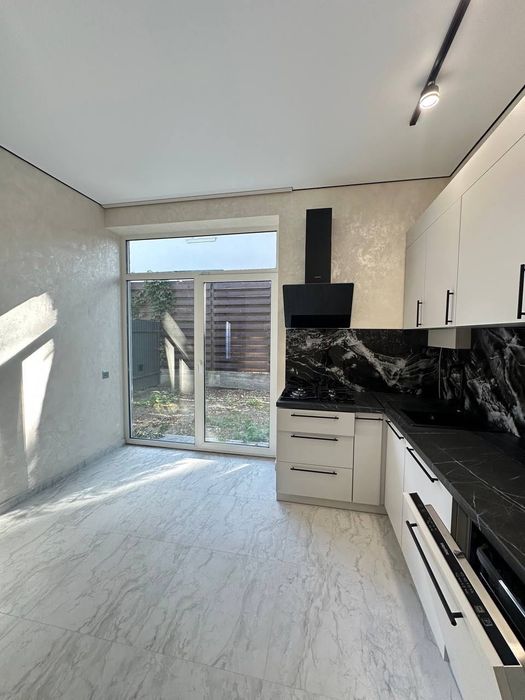 Новий ТАУНХАУС з новим ремонтом, м.Буча, вул.Києво-Мироцька.