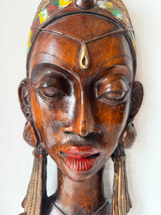 Dopracowana w szczegółach, zachwycająca maska afrykańska.