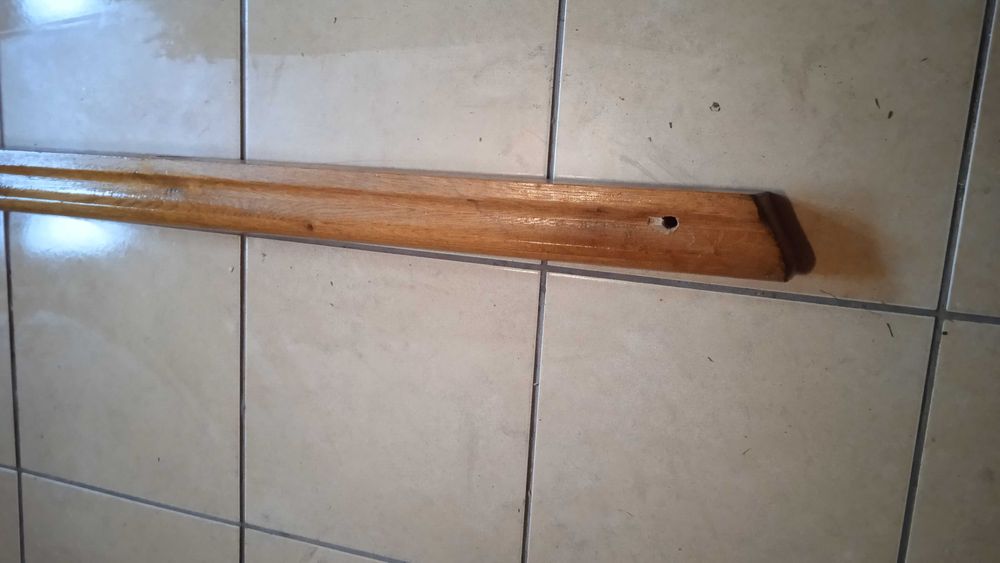 Słupki schodowe ,tralki i poręcze dębowe do renowacji 40 zł za sztukie