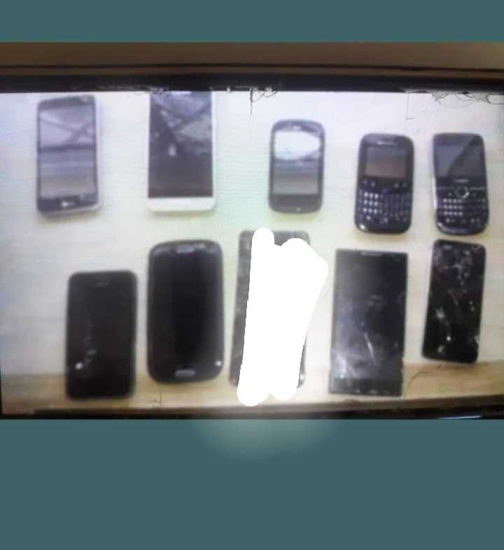 22 telemoveis variados 3 tablets ,carregadores varios e phones varios