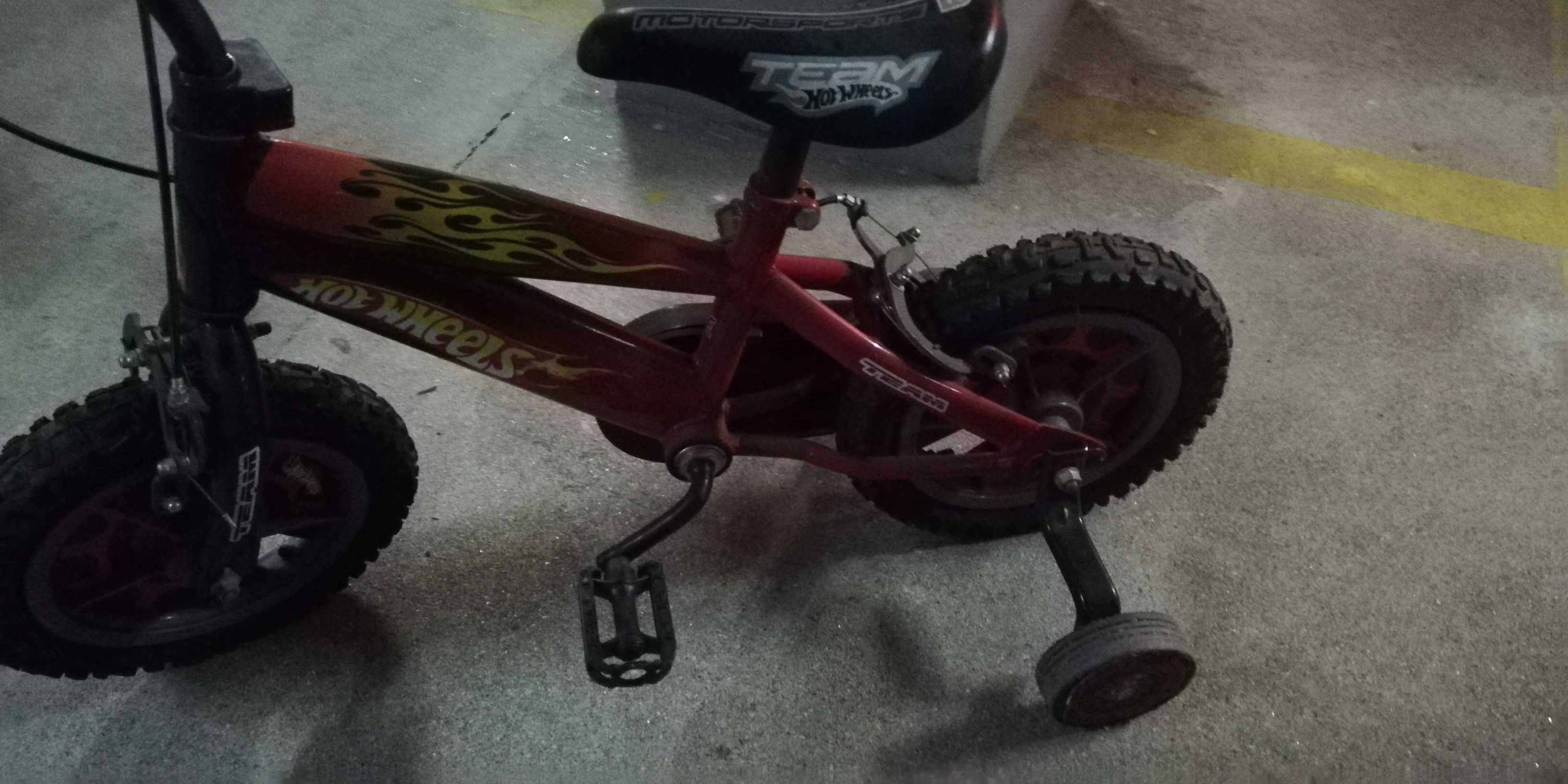 Bicicleta criança Hot Wheels com rodinhas