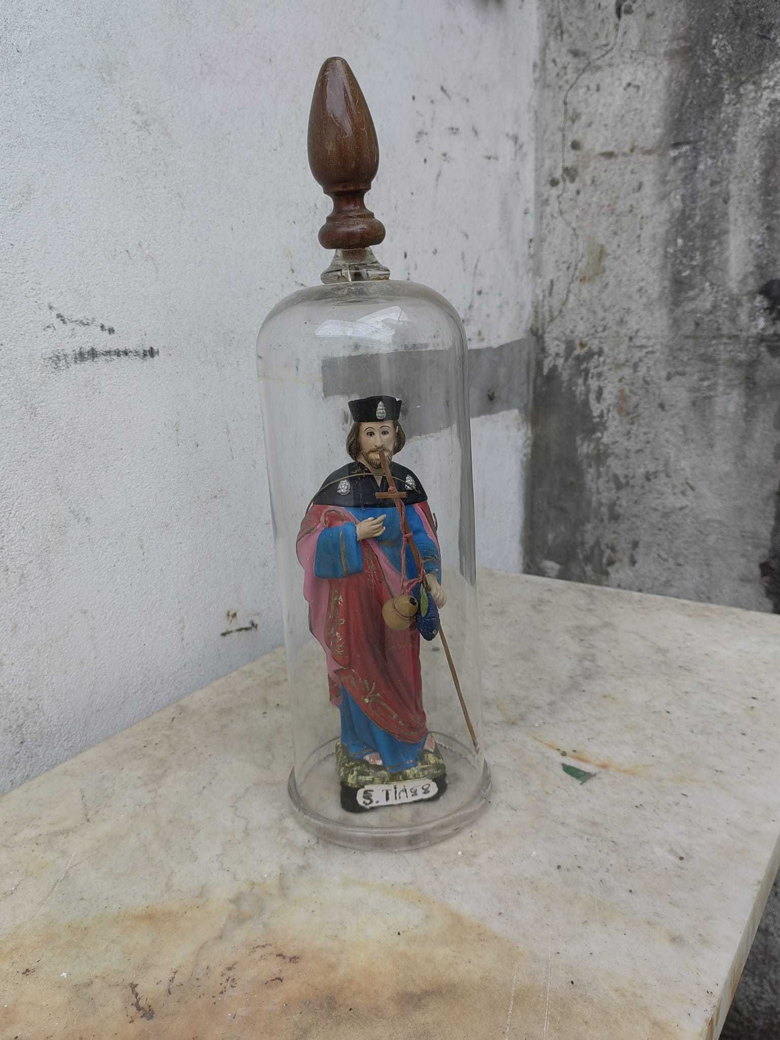 Estátua de São Tiago com redoma de vidro