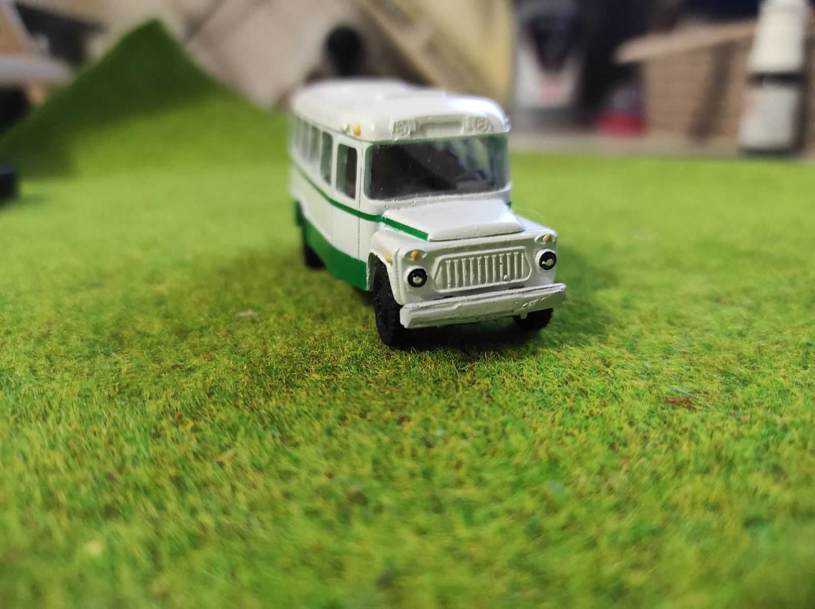 Автобус Кавз бело-зеленый масштаб 1:87