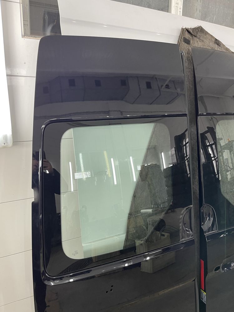 Задні чорні двері зі склом Volkswagen Crafter 2 MAN TGE (2023)