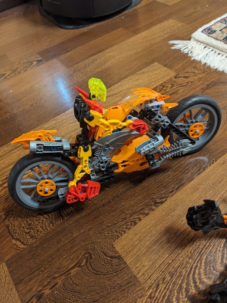 Od 2705 do 30.05..Klocki LEGO. Motor i dwie figurki. Kompletne