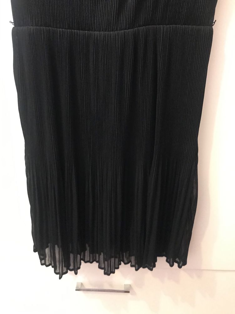 Черное новогоднее платье guess плиссе нарядное размер 38