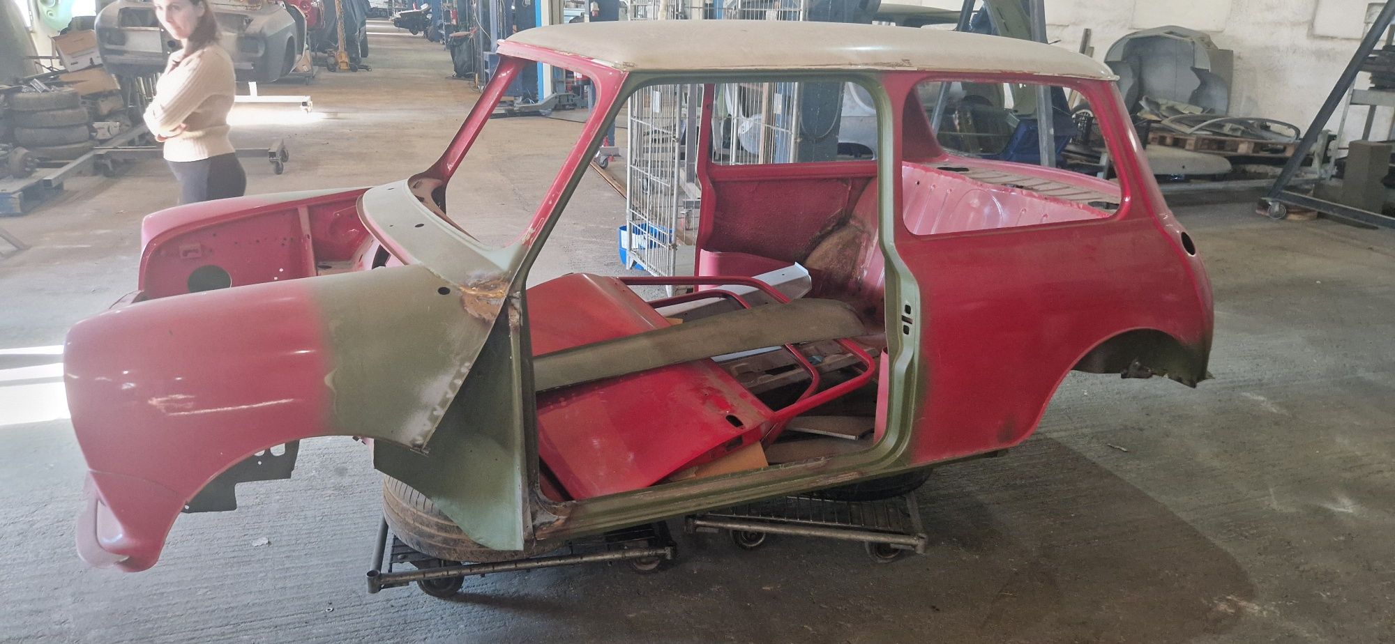Mini 1000 vermelho de 1973, em fase adiantada de restauro