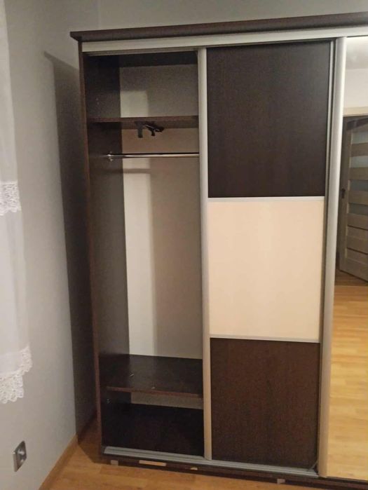 Szafa z drzwiami przesuwnymi i lustrem