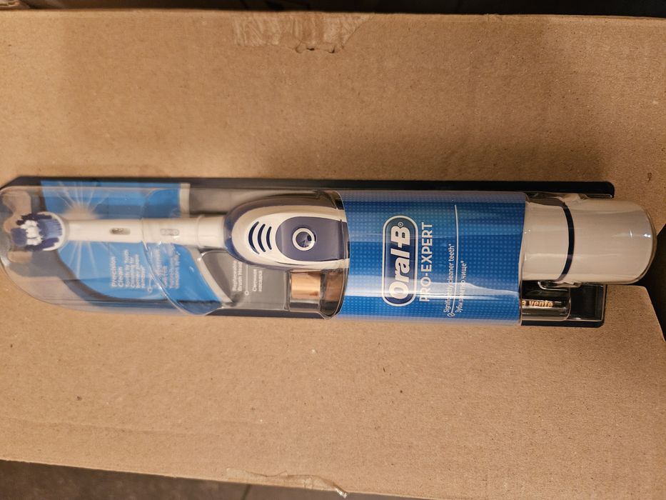 Електрична зубна щітка Oral-B Expert/DB4