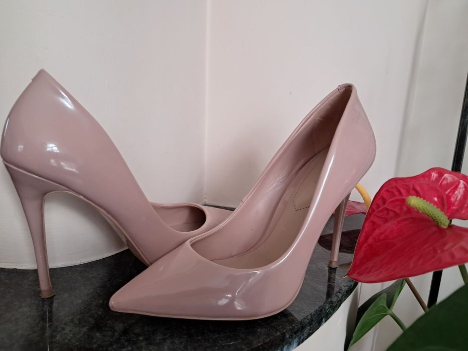 Szpilki beżowe, lakierowane nr37"Aldo"