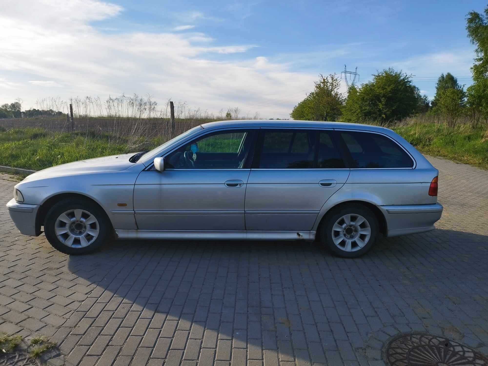 BMW 520 Rok produkcji 2003 srebrne kombi przyciemniane szyby