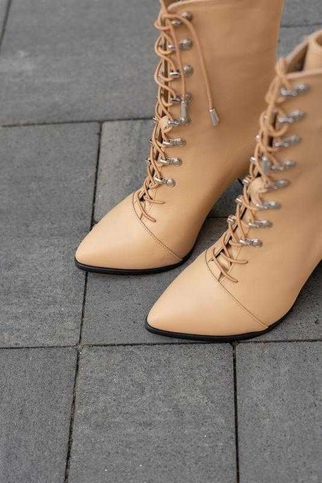 Шкіряні бежеві зимові черевики утеплені чоботи emmelie delage