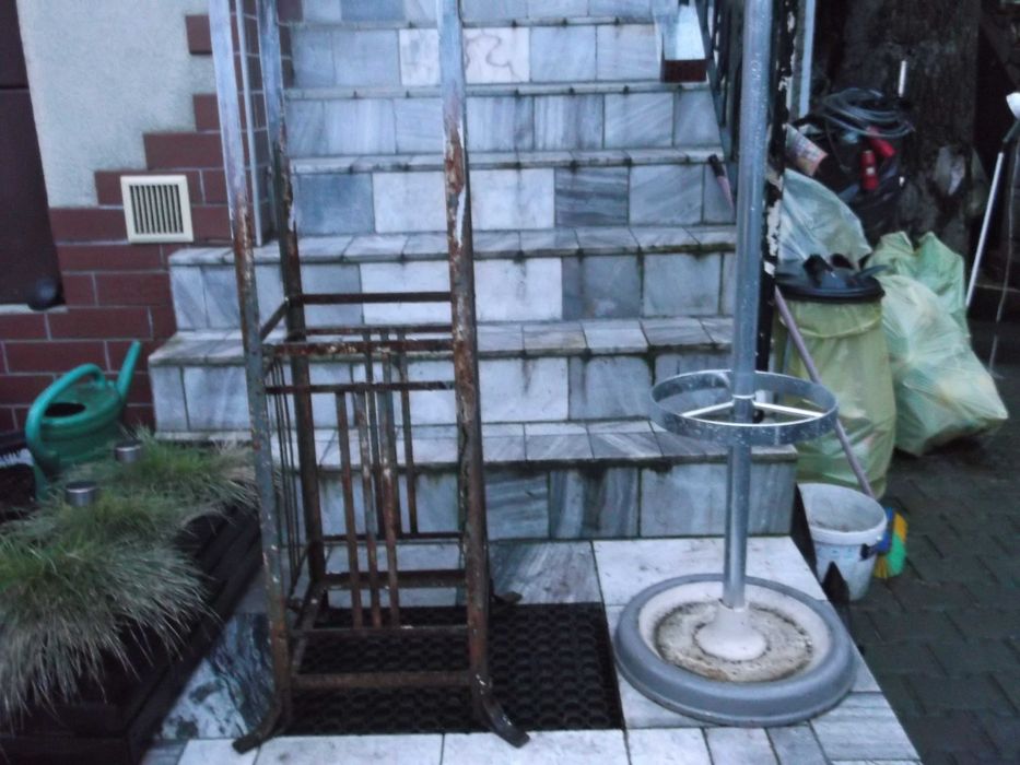 przedwojenne szafki medyczne i stolik z prlu