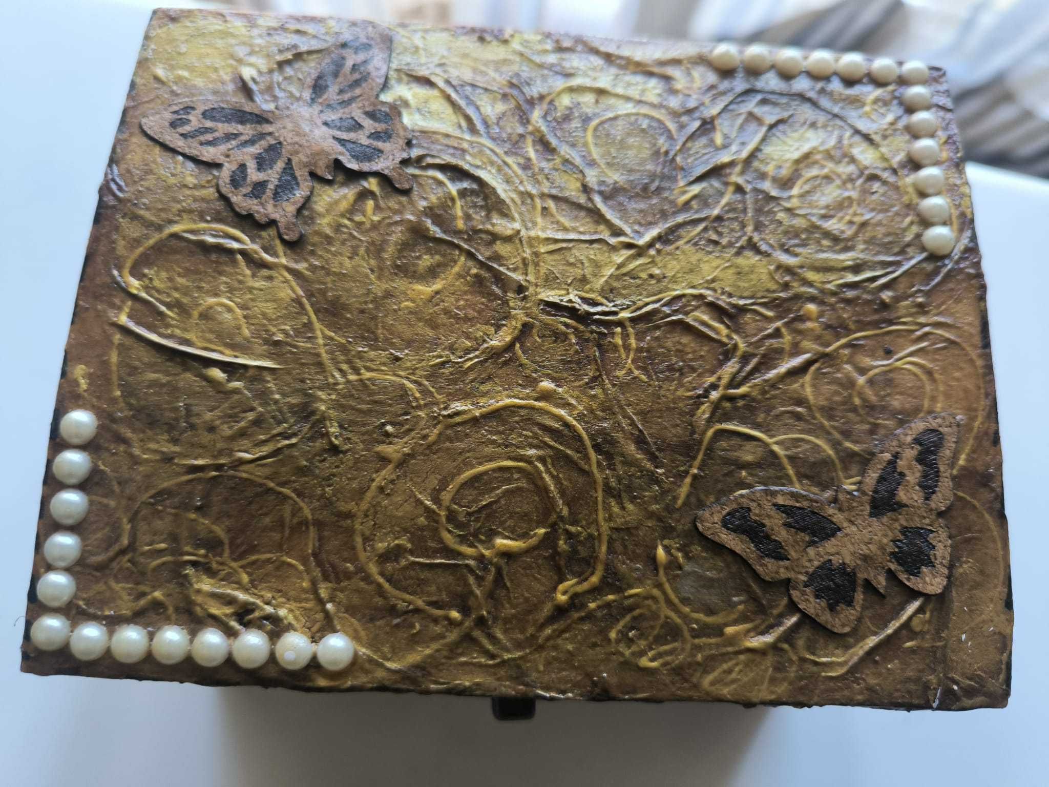caixa de madeira pintada à mão