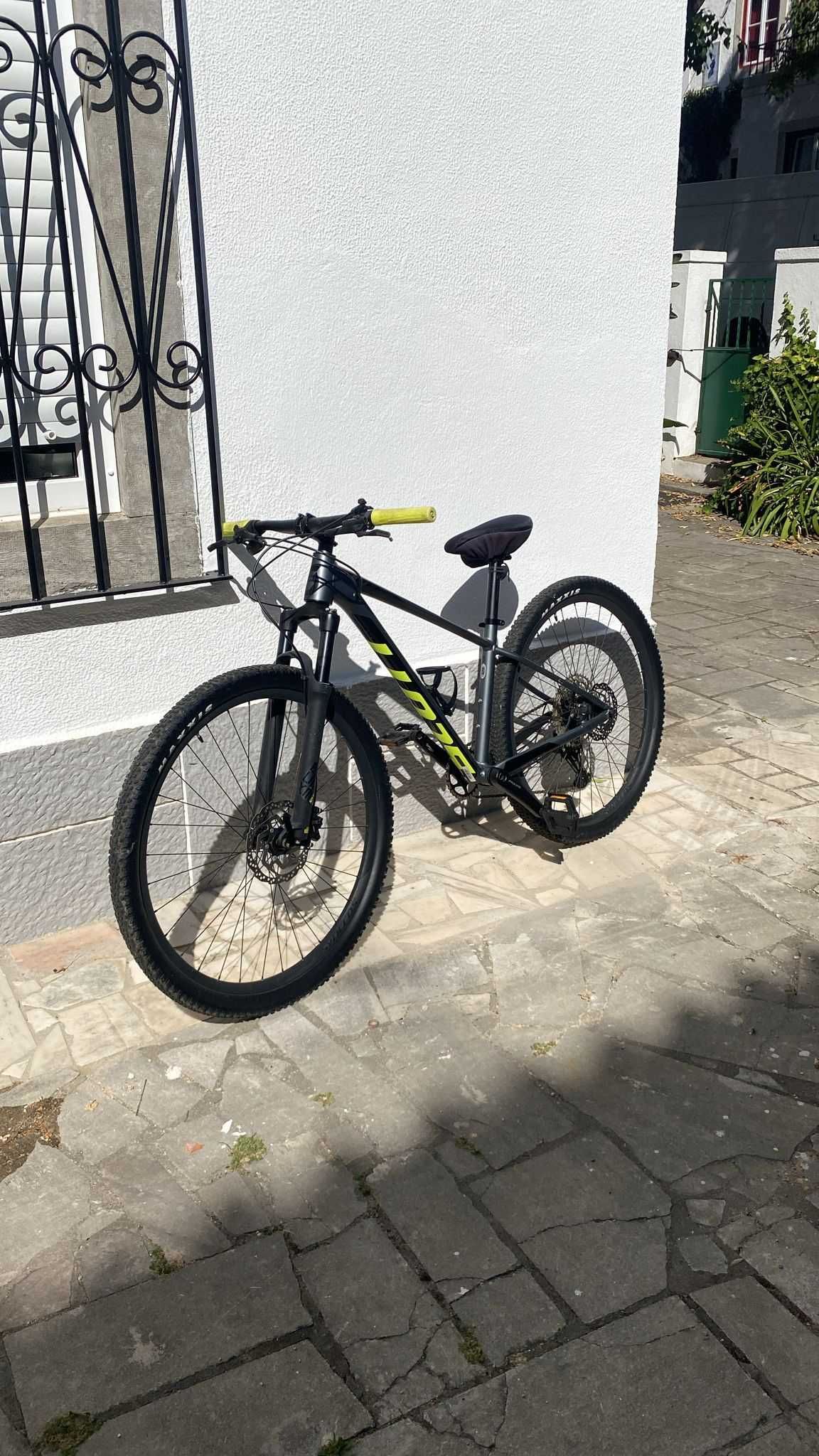 Bicicleta Scale 980 Dark Grey SCOTT em aluminio, como nova